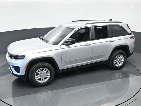 Used 2024 Jeep Grand Cherokee Laredo w/ Trailer Tow Package image 29