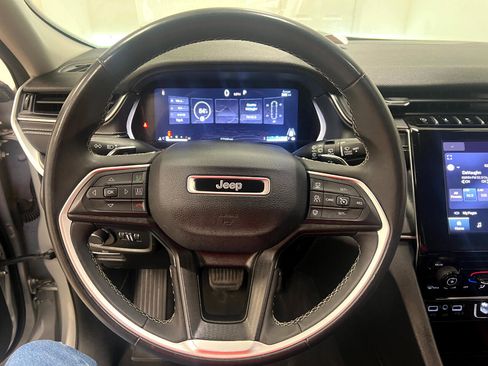 Used 2023 Jeep Grand Cherokee L Laredo image 34