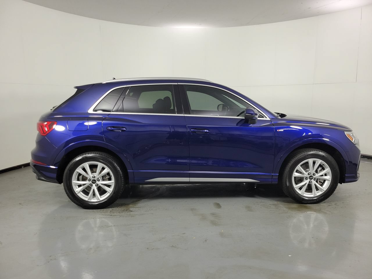 Used 2025 Audi Q3 2.0T Premium w/ Convenience Package AWD/4WD image 9