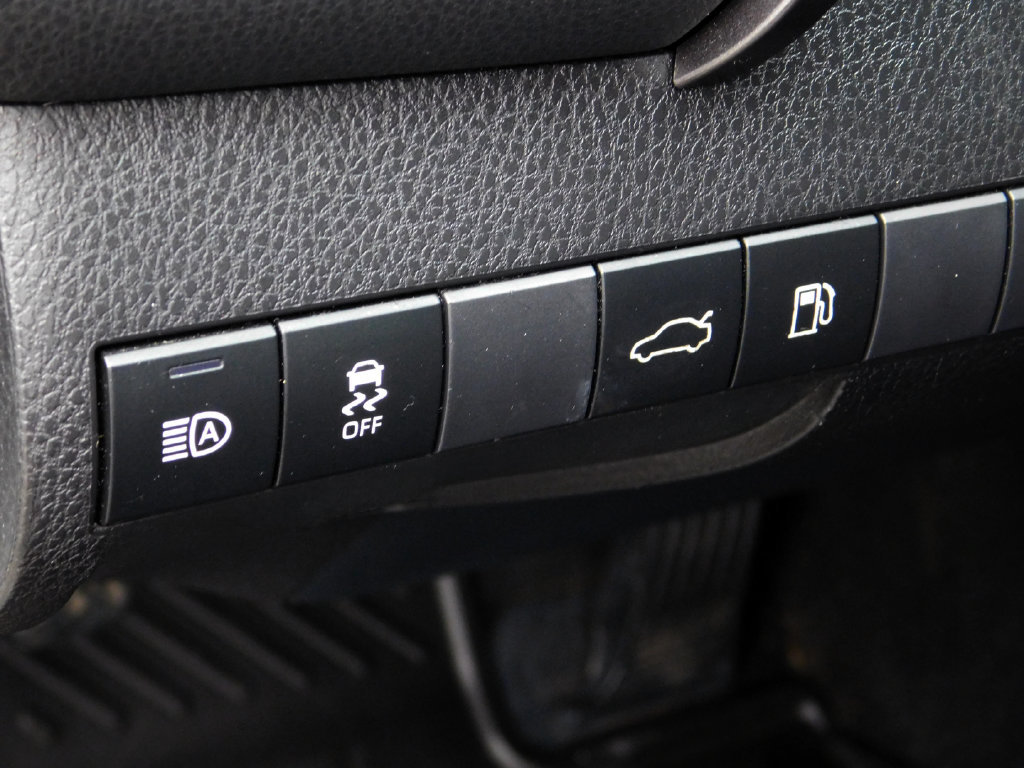 Used 2018 Toyota Camry SE FWD image 23