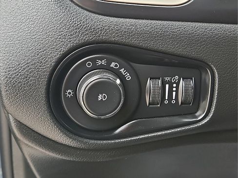 Used 2017 Jeep Renegade Trailhawk AWD/4WD image 18
