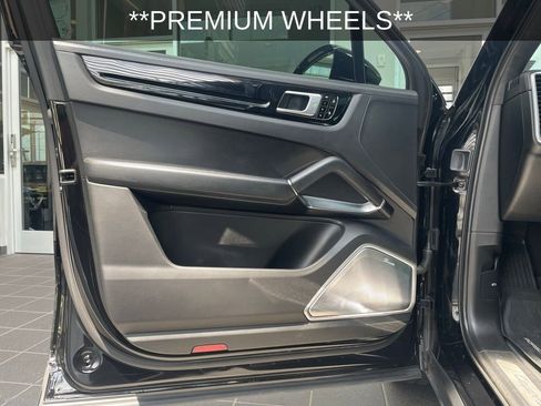 Used 2020 Porsche Cayenne Turbo image 9