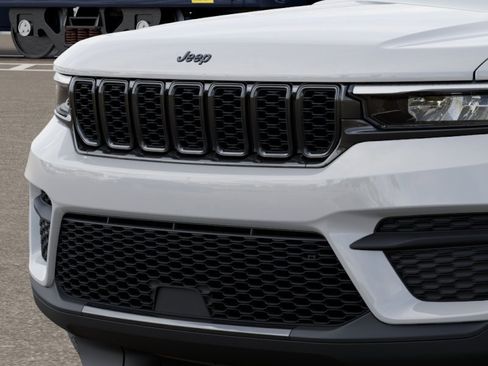 New 2025 Jeep Grand Cherokee Altitude image 11