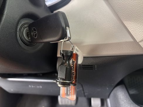 Used 2020 Toyota Corolla LE image 19