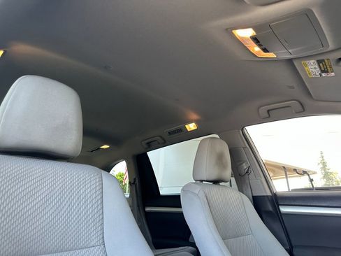 Used 2019 Toyota Highlander LE FWD image 17