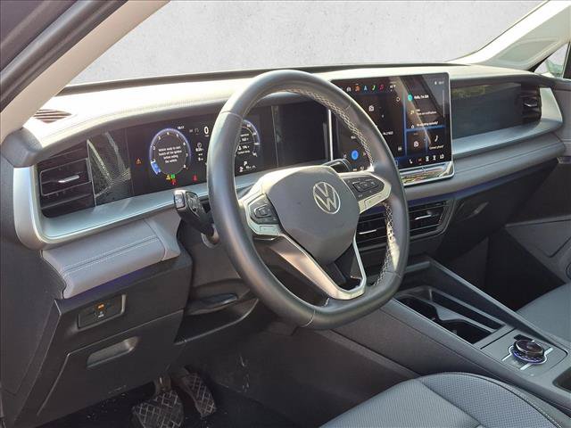 Used 2025 Volkswagen Tiguan SE AWD/4WD image 9