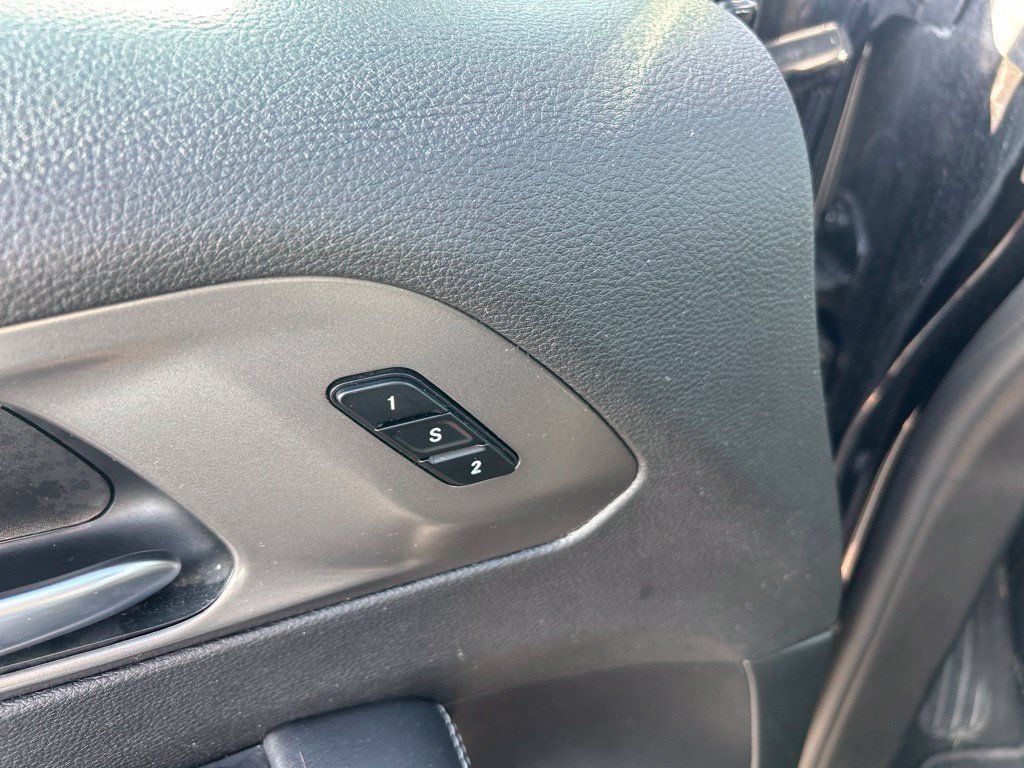 Used 2025 Chrysler Pacifica Select FWD image 11