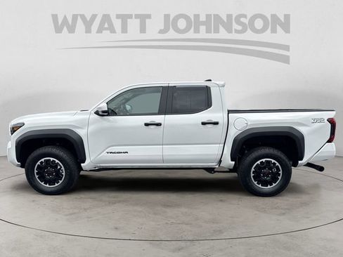 Used 2025 Toyota Tacoma TRD Off-Road AWD/4WD image 2