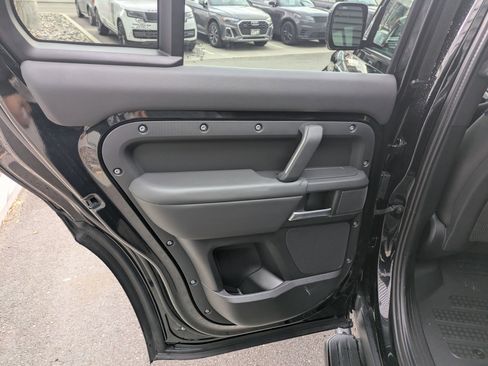 Used 2025 Land Rover Defender 130 X-Dynamic SE image 33