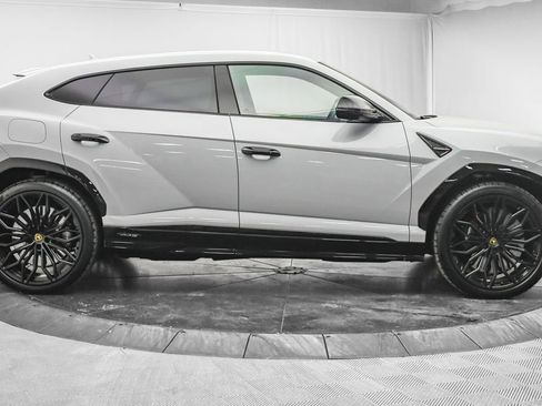 Used 2025 Lamborghini Urus SE image 11