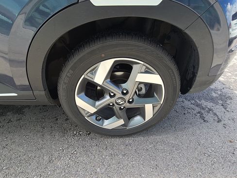 Used 2025 Hyundai Venue Limited FWD image 7