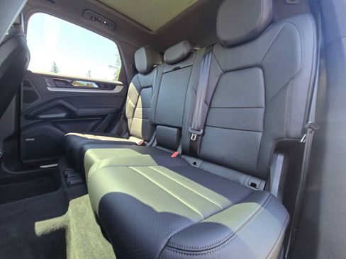 Used 2025 Porsche Cayenne S AWD/4WD image 17