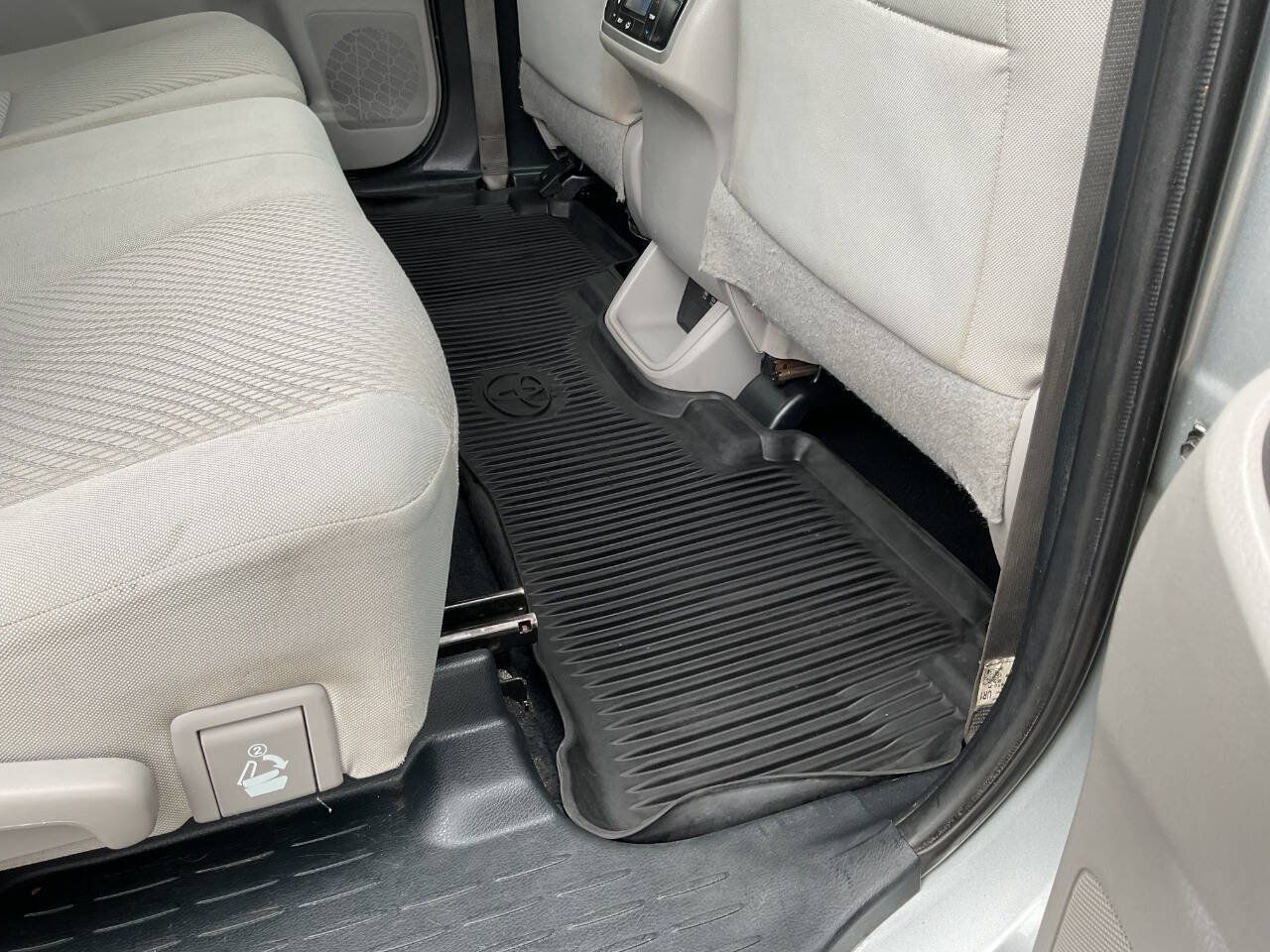 Used 2019 Toyota Highlander LE FWD image 37