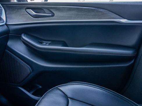 Used 2024 Jeep Grand Cherokee L Limited w/ Luxury Tech Group II image 14