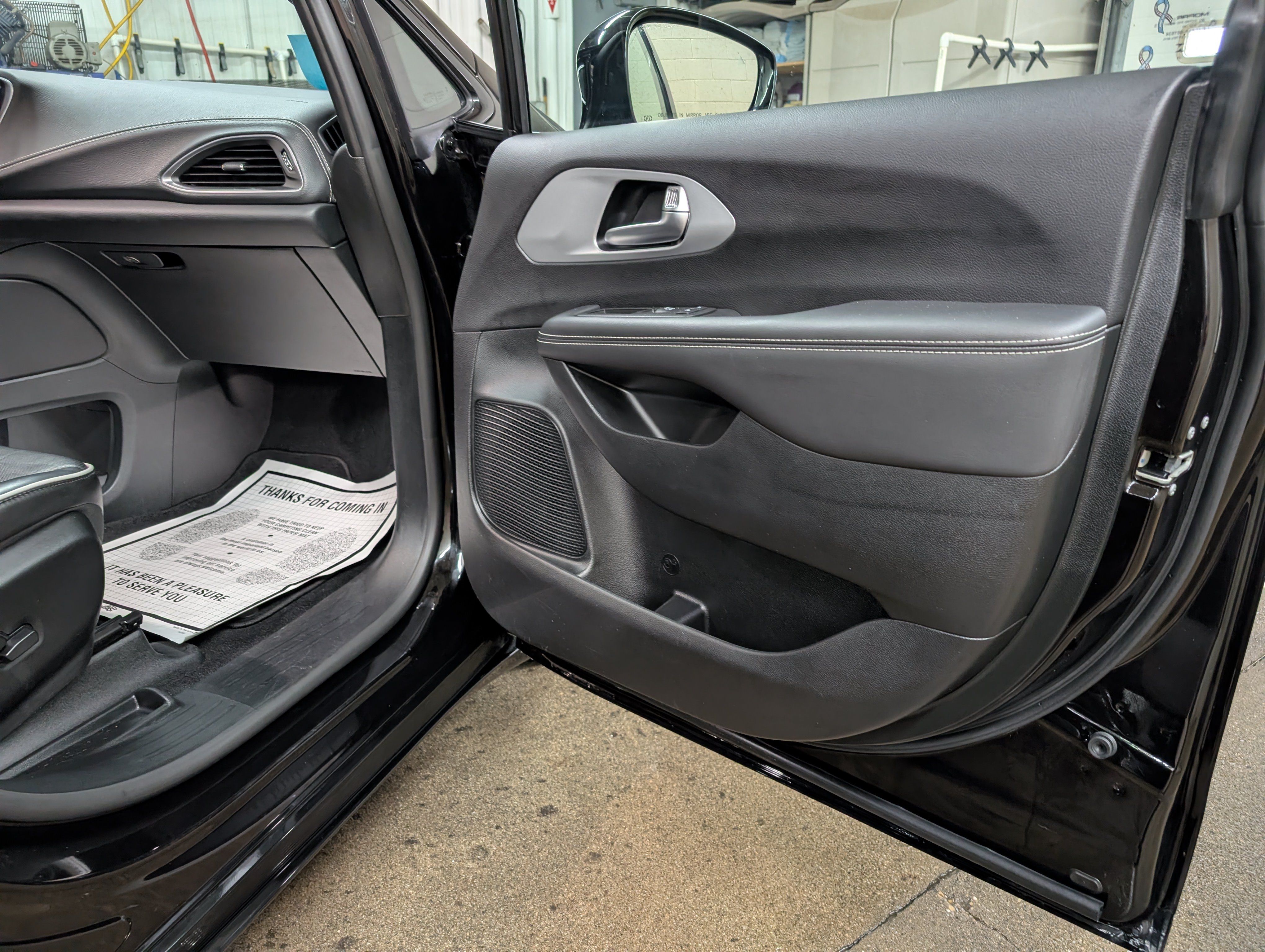 Used 2025 Chrysler Pacifica Limited FWD image 6