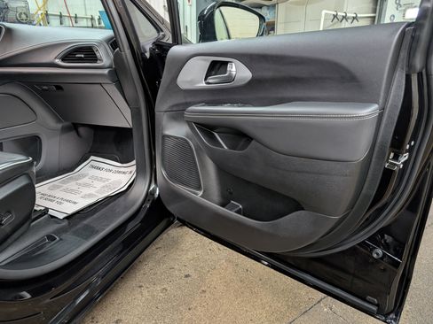 Used 2025 Chrysler Pacifica Limited image 6