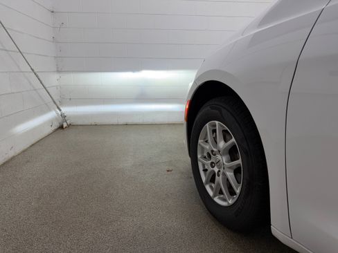 Used 2025 Chrysler Pacifica Select FWD image 39