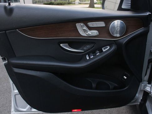 Used 2020 Mercedes-Benz GLC 300 4MATIC w/ Multimedia Package image 16