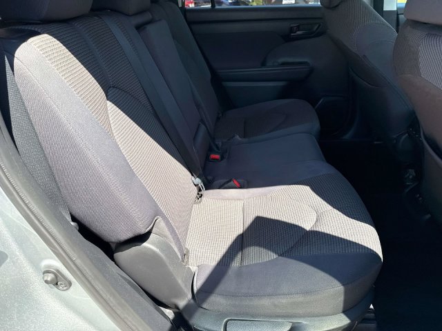 Used 2021 Toyota Highlander LE FWD image 11
