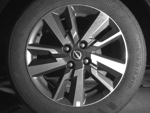 Used 2025 Nissan Versa SV image 14