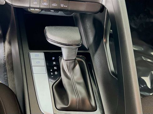 Certified 2025 Hyundai Elantra SE FWD image 16