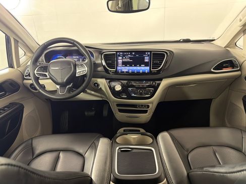 Used 2023 Chrysler Pacifica Touring-L FWD image 25