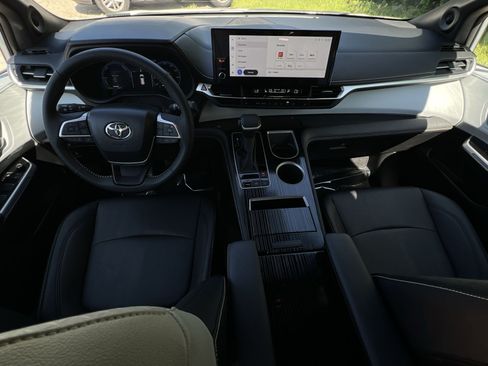Used 2025 Toyota Sienna XSE w/ XSE Plus Package FWD image 33