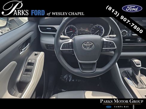 Used 2022 Toyota Highlander XLE FWD image 12