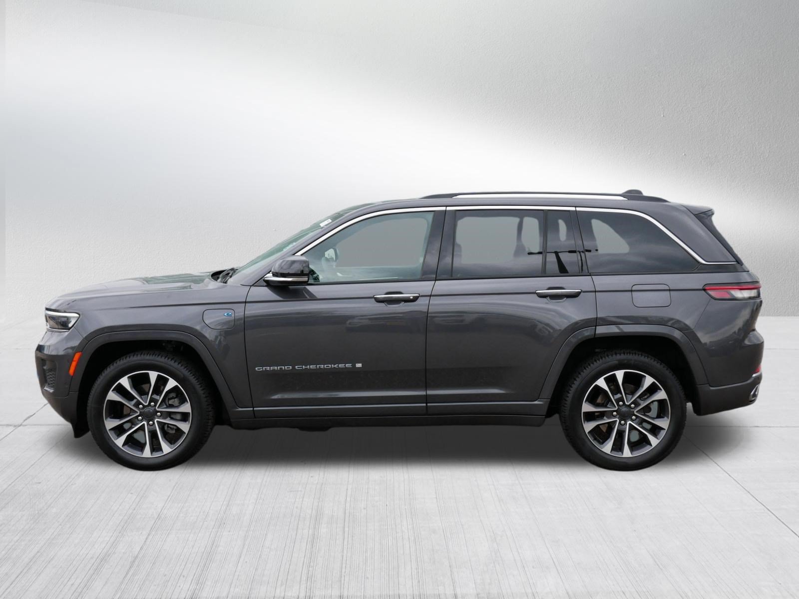 Used 2023 Jeep Grand Cherokee Overland w/ Luxury Tech Group IV AWD/4WD image 4