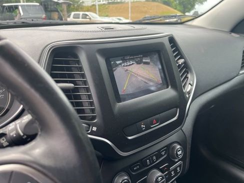 Used 2019 Jeep Cherokee Latitude Plus w/ Comfort/Convenience Group FWD image 24