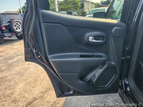 Certified 2022 Jeep Renegade Latitude w/ Sun/Sound Group AWD/4WD image 21