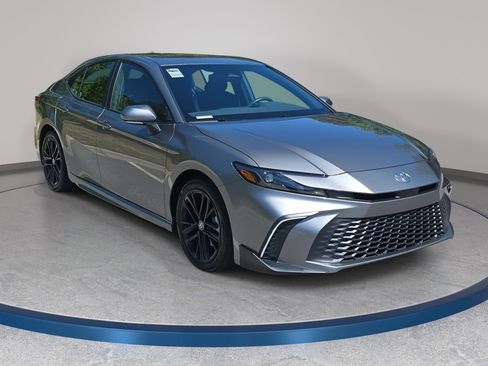 Used 2025 Toyota Camry SE FWD image 3