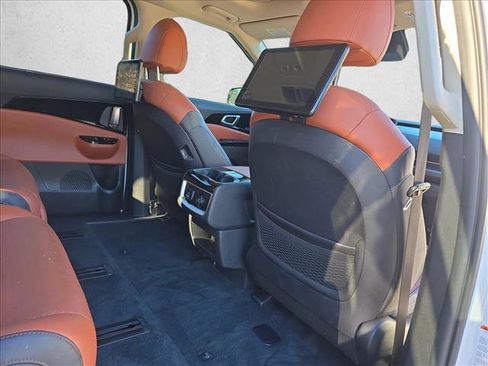 Used 2022 Kia Carnival SX Prestige image 11
