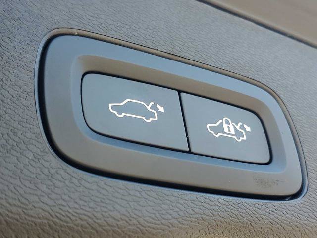 Used 2023 Volvo XC60 T8 Ultimate w/ Climate Package AWD/4WD image 9