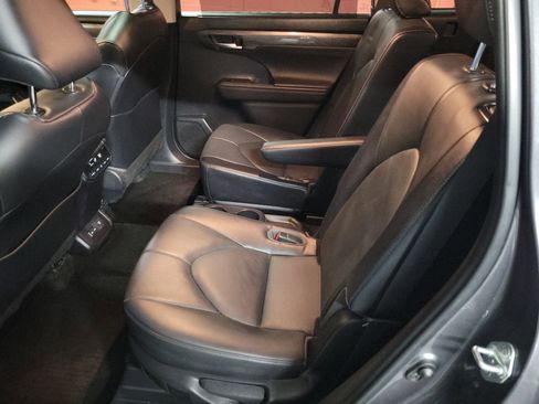 Used 2023 Toyota Highlander Limited image 16