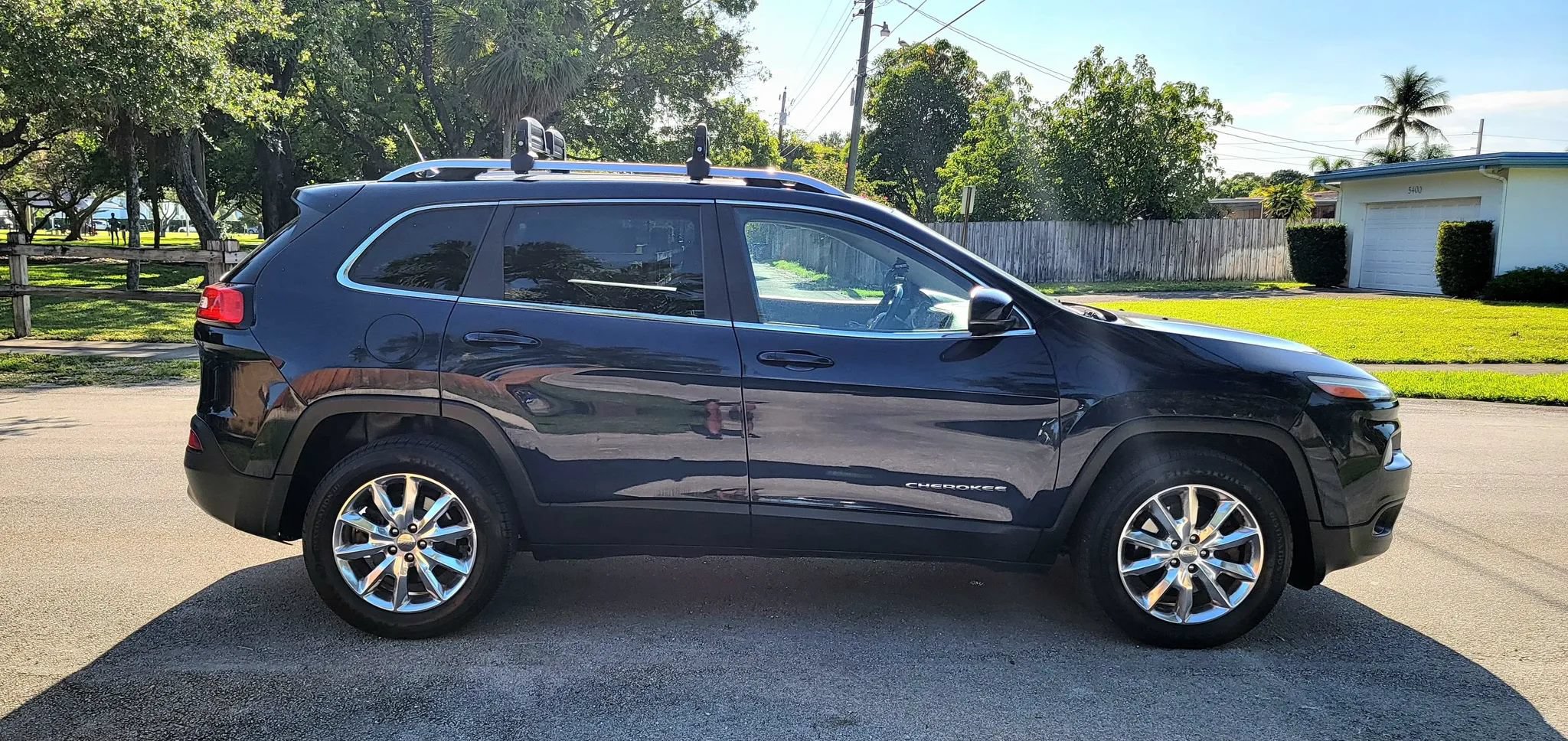 Used 2014 Jeep Cherokee Limited w/ Luxury Group AWD/4WD image 12