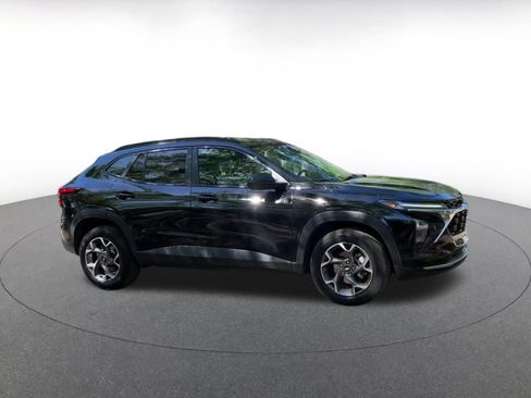 Used 2025 Chevrolet Trax LT image 2