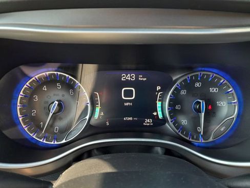 Used 2023 Chrysler Pacifica Touring-L FWD image 12