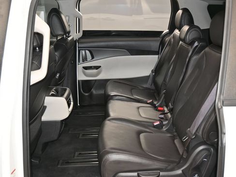 Used 2022 Kia Carnival LX FWD image 31