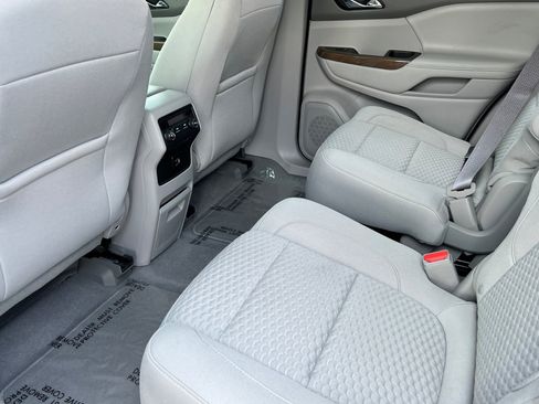 Used 2018 GMC Acadia SLE image 9