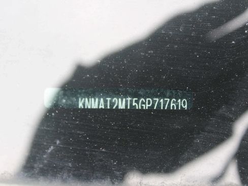 Used 2016 Nissan Rogue SV image 12