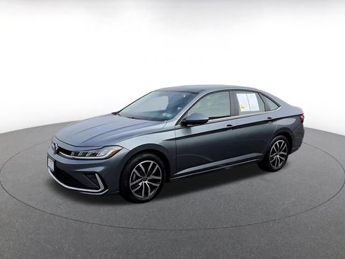 Used 2025 Volkswagen Jetta SE image 8