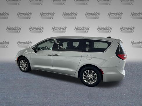 Used 2026 Chrysler Pacifica Limited FWD image 6