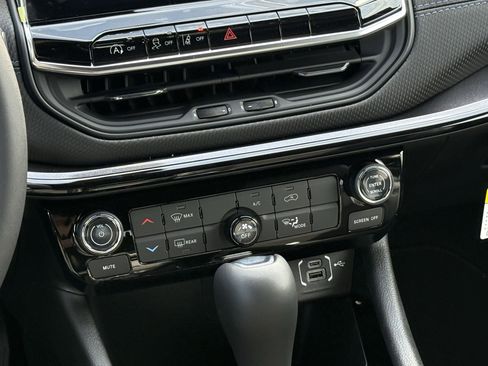 New 2026 Jeep Compass Latitude AWD/4WD image 14