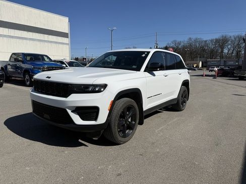 Used 2023 Jeep Grand Cherokee Altitude image 3