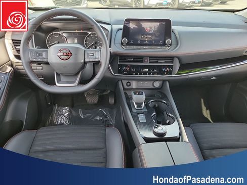 Used 2025 Nissan Rogue SV image 10