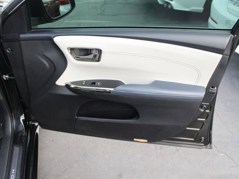 Used 2013 Toyota Avalon Limited image 18