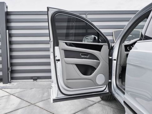 Used 2023 Bentley Bentayga Extended Wheelbase image 27