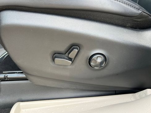 Used 2023 Chrysler Pacifica Touring-L FWD image 25