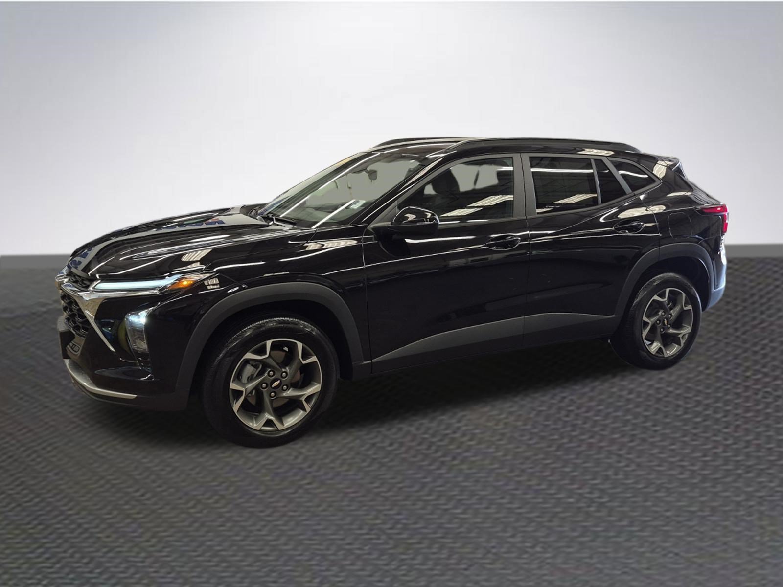 Used 2025 Chevrolet Trax LT FWD image 2